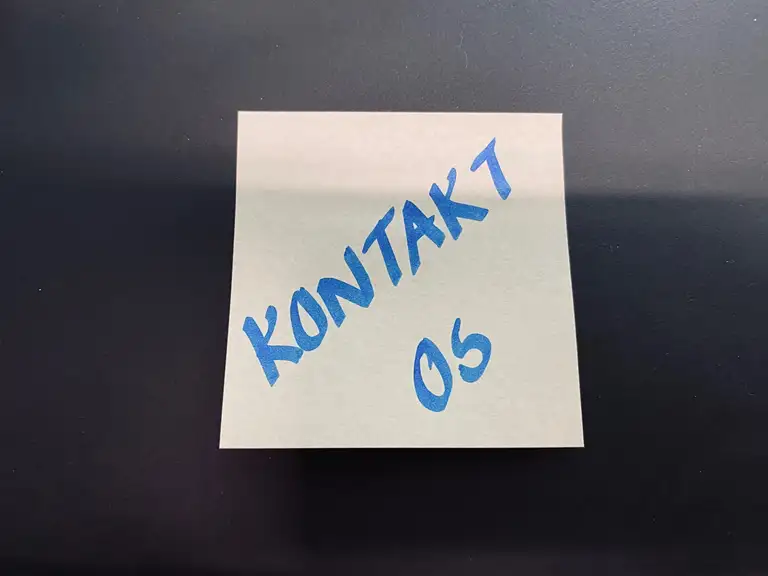 Post-it med teksten: Kontakt os